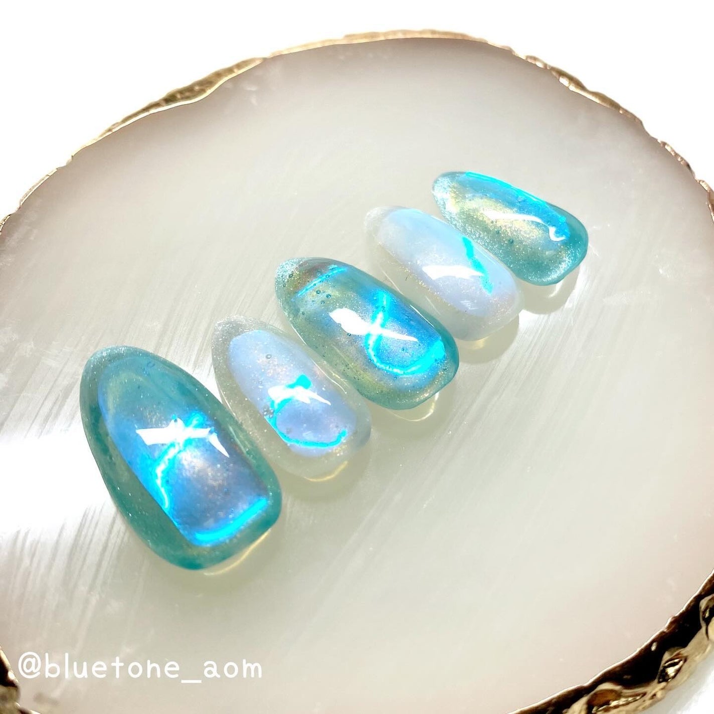 ⋆͛🦖⋆͛aomi on LIPS 「久しぶりにうるうるネイル🥹🩵アクアうるうる🫧͛.*ミルクうるう..」(2枚目)