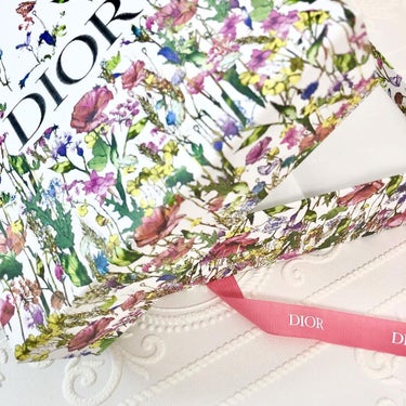 Dior ブラシ クレンザーのクチコミ「Dior公式サイトでお買い物したら
こちらの可愛い箱で届きました💕

下の箱まで総柄なのが嬉し.....」（2枚目）