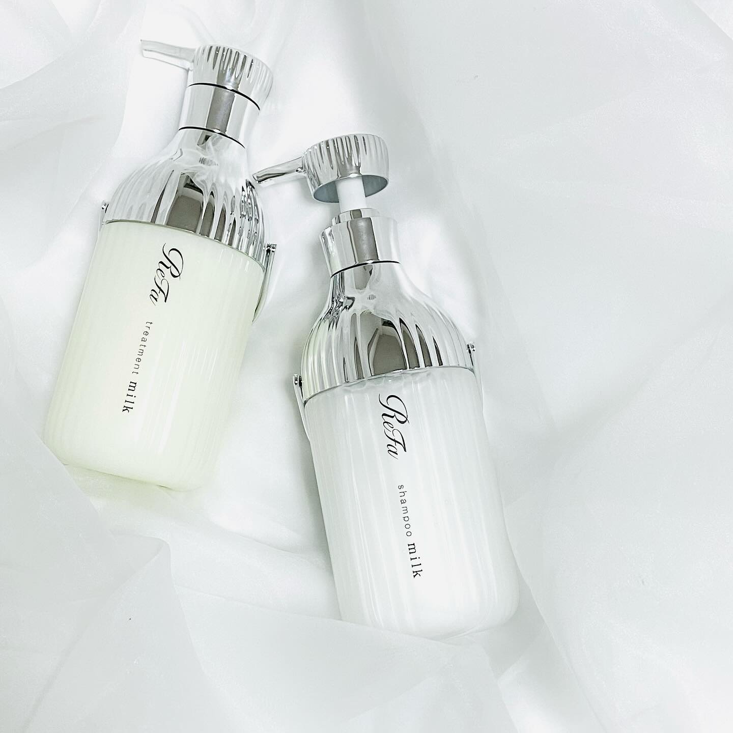 
☑︎ミルクプロテインシャンプー
☑︎ミルクプロテイントリートメント

ReFaの新しいシャントリ
めっちゃ気になって購入🫶

パケからシンプルおしゃれ感。

天然ミルク由来のプロテインに着目した
新しいシャントリ。
洗いながら潤い補充を