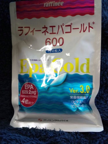 魚不足を感じる方向けのサプリ。
1日2~6粒を目安に飲むことで、食事では補いきれない栄養素を補給できます。

褐色でソフトカプセル状、サプリ自体は特に匂いは感じません。
ただ、げっぷをすると匂うような(