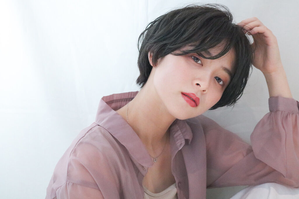 ブルーアイシャドウで大人可愛く。プチプラ・デパコス別おすすめや塗り方のコツを紹介!のサムネイル