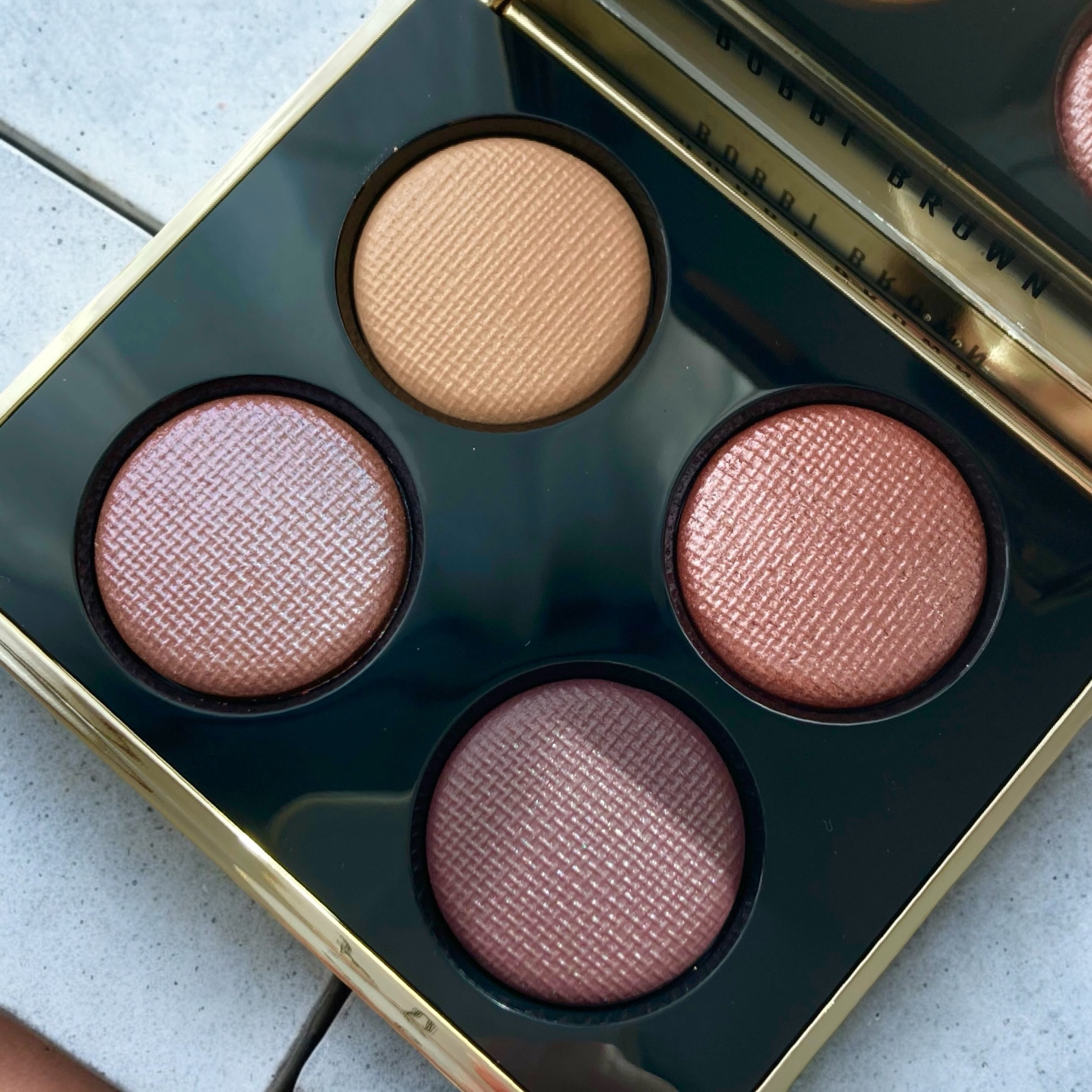 リュクス アイシャドウ クォード グロウ ウィズ ラブ コレクション スタークロスド リュクス アイシャドウ クォード/BOBBI BROWN/アイシャドウパレットを使ったクチコミ（2枚目）