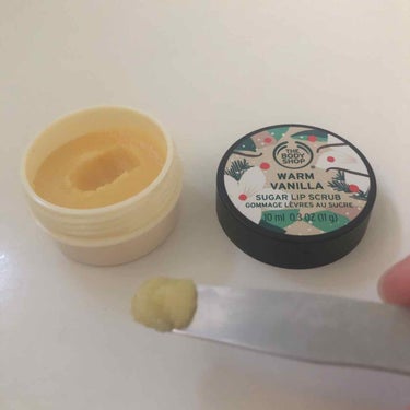 THE BODY SHOP リップスクラブ ウォームバニラのクチコミ「ホリデーはかわいいですね！！(散財)
バニラの甘い香りとお砂糖のスクラブでクリスマスまでにとぅ.....」（2枚目）