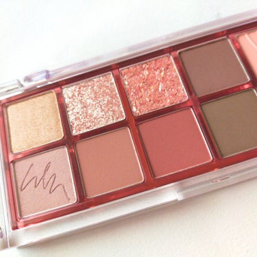 OLIVE YOUNGのプライベートブランドとして人気「WAKEMAKE(ウェイクメイク)」

WAKEMAKE
Mix Blurring Eye Palette
01オーキッドモーブ

ずーっと気になっていたWAKEMAKE！

粉質がよく発色いいです。夕方まできれい。マットが多めなのが個人的には嬉しい。アイブロウにも使えるし万能パレット。ラメは小粒と大粒で2色はいってるので気分に合わせて使えます。

他の色も試してみたくなるアイテム♪
 #韓国コスメ沼 
の画像 その1