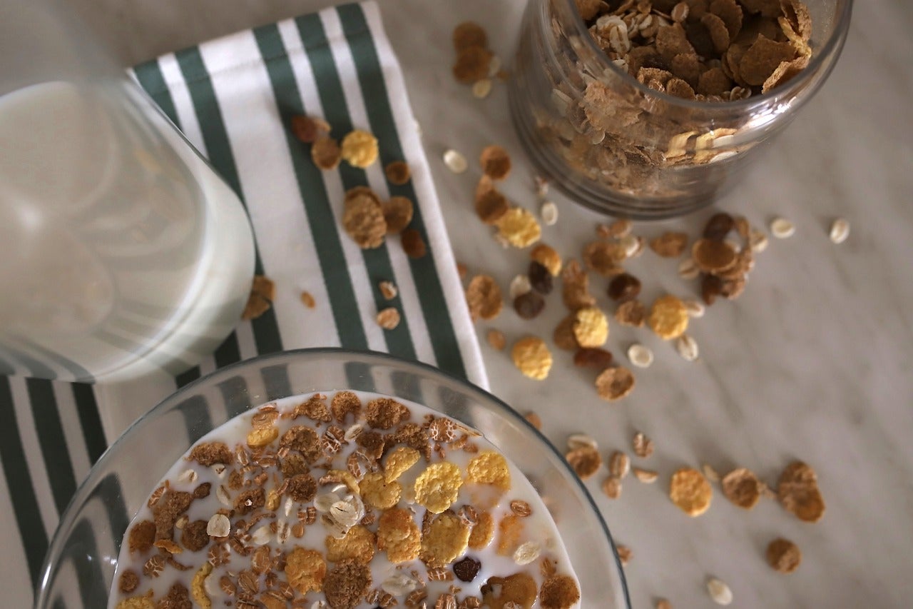 オートミールの入った瓶と皿