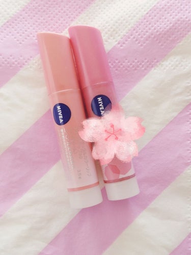 NIVEA ナチュラルカラーリップ ブライトアップ

(左)アプリコットピンク  (右)チェリーレッド

私の持ってる色つきリップクリームです！

チェリーレッドの方は昔から使っててパケがあまりにも汚い