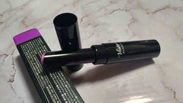 紫メイクがしたくて
Visée ヴィセ アヴァン リップスティック
011 AFFAIR を購入しました💄💋

パキッとした紫で
難しいかなーって
思ってたけど、
そこまででもなくて
意外と馴染んだ👀✨
(わたしは透明下地使ってるので
少しツヤ感UPしちゃってますが
多分これだけで充分使える👀👀)

そしてリップ自体が
細いから
形取りしやすいし
塗りやすい👀✨

お値段安いのでコスパ💮💯

しばらく紫メイクに挑戦したいので、
わたしの  #推しリップ になりそう‪(っ ॑꒳ ॑c)

簡単にでしたがᝰ✍️💗

閲覧、
ありがとうございました( ✊ ॑꒳ ॑)✊の画像 その0