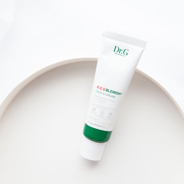 
﻿
韓国のドクターズコスメ💊

Dr.G
R.E.D BLEMISH CICA-S CREAM 


高濃度のシカ成分 × 松の芽の成分
Dr.Gのシカコンプレックスが
敏感肌・肌荒れに合う💭


ふとした時に
大荒れするので
お守りコスメ・アイテムは必須🥺💗


バームっぽくて、
ちょっと硬めだけど
するりと塗り伸ばすことができます。


ぴたっと肌に密着し
軽いつけ心地で
ベタつきがなく サラふわ なのに
もちもちっとしたさわり心地に...🤍

肌のキメが整う感じ☝🏻
﻿

思ってるよりシカとかの
香りが強くなくて、
むしろ匂わないです🌿


敏感肌の方にも使えて
ヒリヒリしないのと
ベタベタしなくて春夏でもこれは
ほんと使いやすい🙆🏻‍♀️


——————————————﻿
─ 𝐓𝐀𝐆𝐒﻿
#敏感肌用クリーム　#敏感シカクリーム 
#ケアクリーム　#シカクリーム
#ドクタージー 　#DrG　#Dr_G
#韓国　#韓国コスメ　#美容
#敏感肌 #レッドブレミッシュシカSクリーム
#スキンケア　#ドクターズコスメ 
#保湿　#美肌ケアの画像 その0