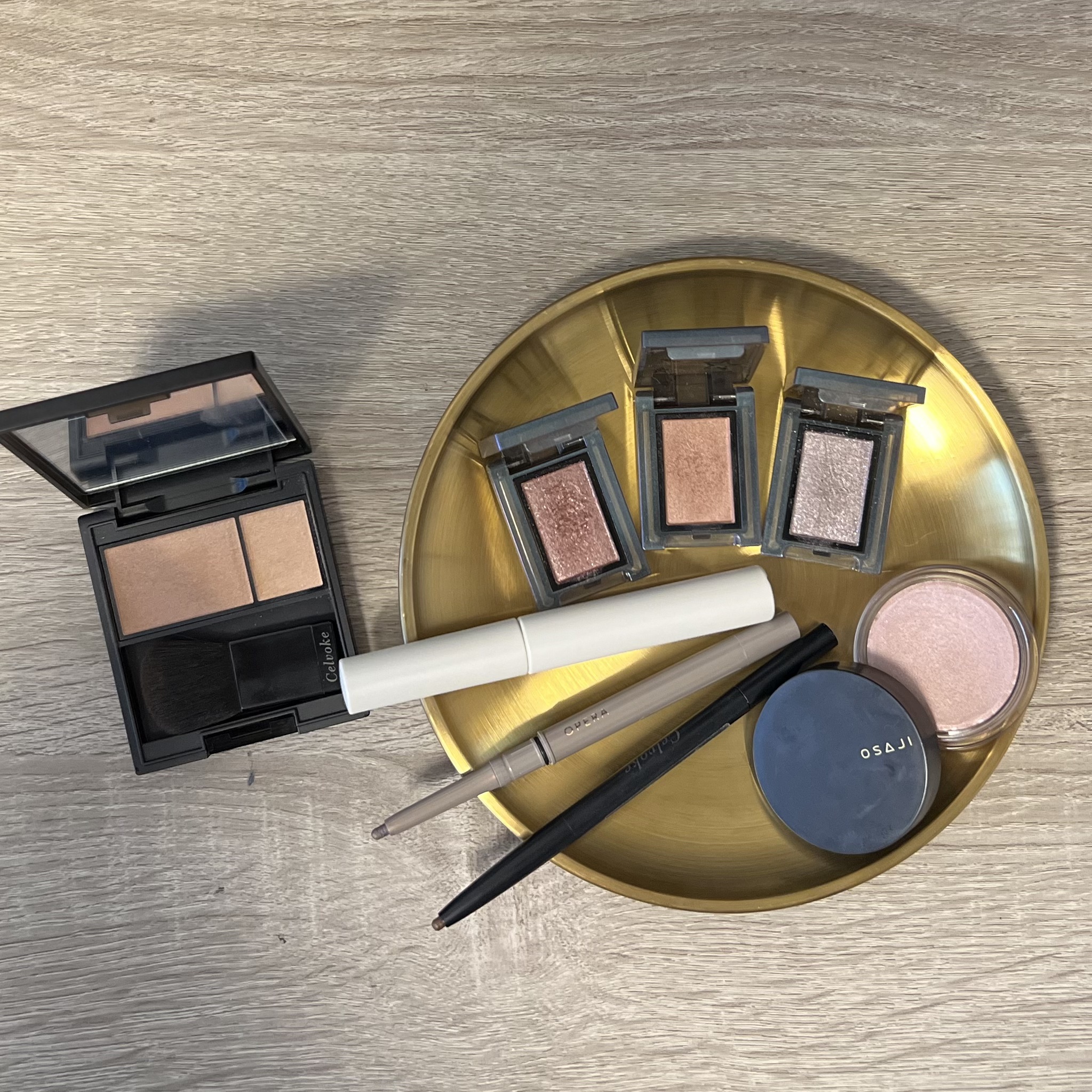 ヴァティック アイズ 31 マーズバレー（限定パッケージ）/Celvoke/単色アイシャドウを使ったクチコミ（1枚目）