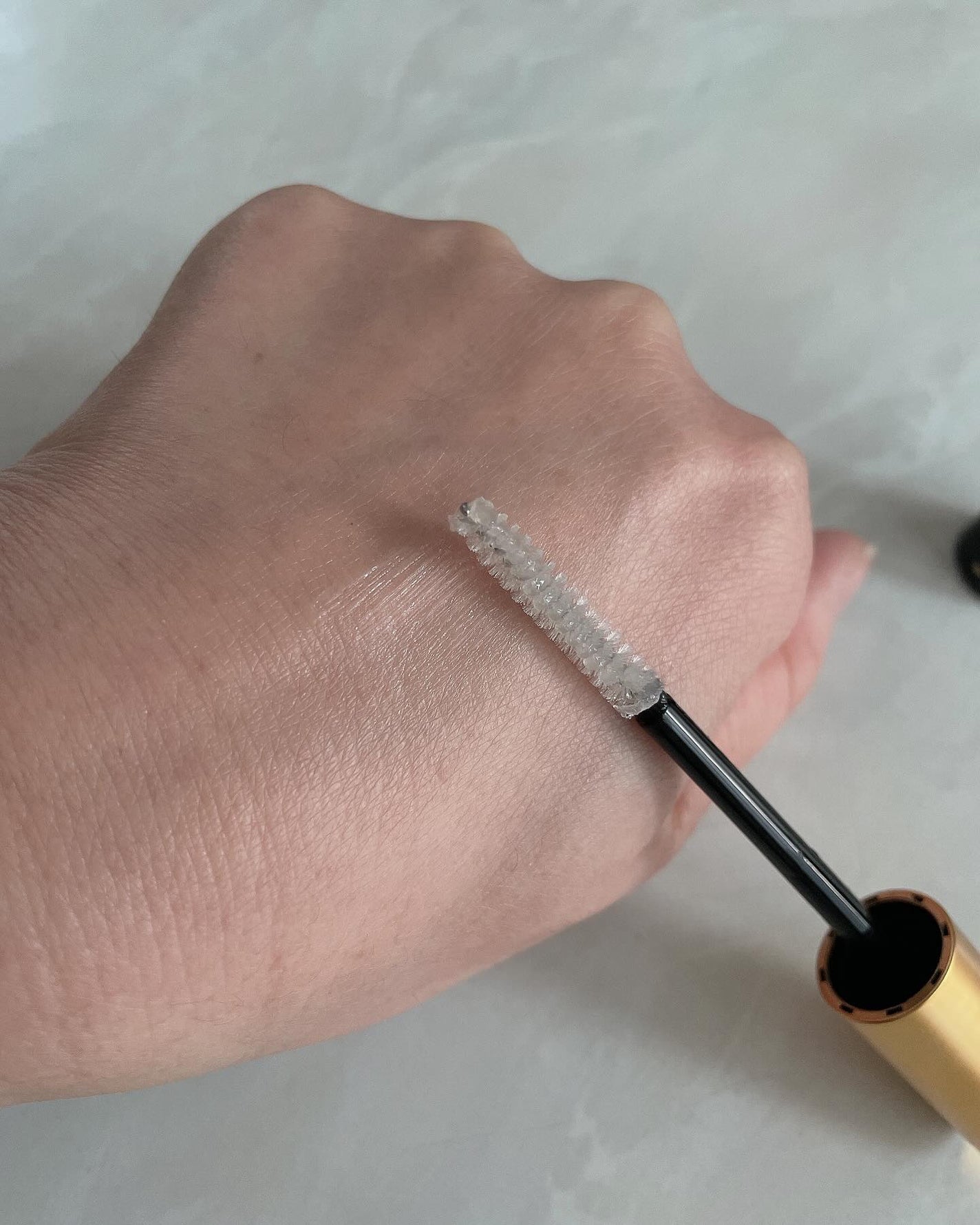 パイン on LIPS 「マスカラ下地、透明マスカラ、まつ毛美容液の3つの機能がひとつに..」(3枚目)