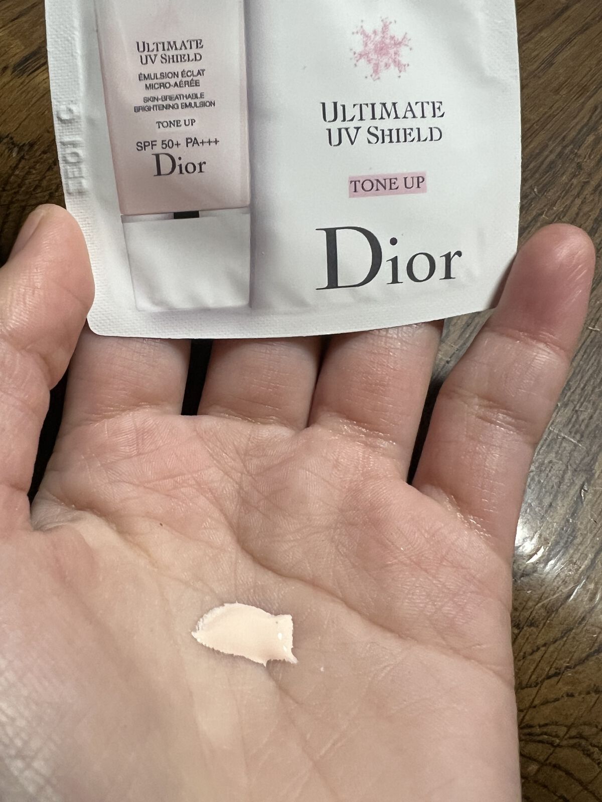【旧】スノー UVシールド トーンアップ 50+/Dior/日焼け止めミルクを使ったクチコミ（2枚目）