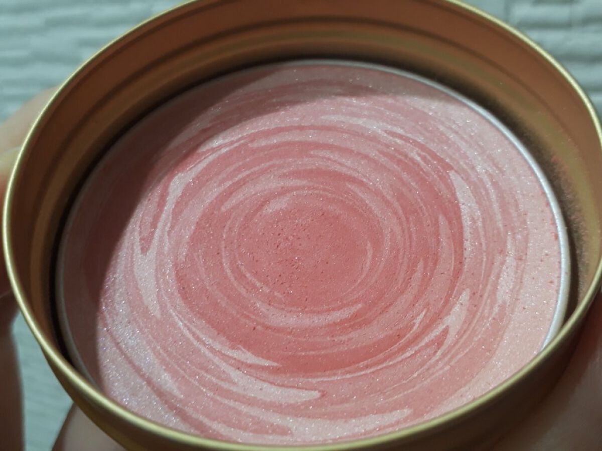 パフ・デ・チーク(フラワーハーモニー)/MAJOLICA MAJORCA/パウダーチークを使ったクチコミ(2枚目)