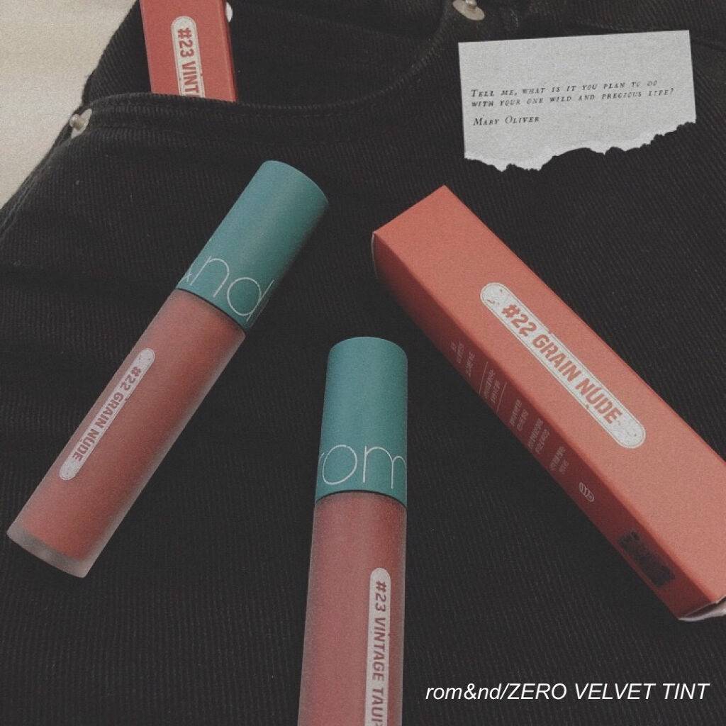 rom&nd:ゼロベルベットティント
----------------------------------------------------------
今回はヴィンテージシリーズということで持ち手がくすんだ青色で全体的にザラザラ加工がさ