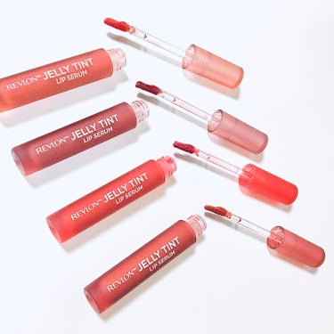 #PR #REVLON

レブロンさんの「ジェリー ティント リップ セラム」を使ってみました🌟
　

2022年の発売以降、ジューシーな発色で人気の #保水膜ティントセラム 新シリーズが1月22日に新発売 🆕
　

お色は全4色展開です✨
001ストロベリー ミルク：ミルキーなヌードピンク
002レーズン：深みのあるブラウンレッド
005ドラゴン フルーツ：フレッシュなブライトピンク
006パーシモン：落ち着いたブラウンベージュ
　


ポップで可愛い、フレッシュさも感じるキュートなパッケージ💕開封する前の外装も可愛いです。
本体容器は擦りガラス風のシアー・マットな質感でこちらもお洒落ています♪
可愛さはあるもののチープには傾かない、スタイリッシュさもあるデザイン。
　

名に「セラム」がついているティントはウォータリーなみずみずしさでモタつかずにするすると塗りやすいです。
チップの形も少し特徴的💡片面の窪みがリップの膨らみに沿わせやすく、リップラインのガタつきが起きにくいと感じます👀
　


プランパー効果*1もあり、ほんのりとしたミントの清涼感*2を感じますが一般的なメンソール・メントールのリップクリーム程度の穏やかタイプでヒリヒリ・ピリピリとした刺激感が苦手な方も使いやすいかと思います。


　

濃密なうるおい感が長持ちする、美容液成分配合の色が落ちにくいティントセラムです💗
　

個人的に落ち着きはありつつもレッドが強すぎない002レーズンがお気に入りです🍇
4色とも日本人に多い肌色や骨格に馴染みの良いカラーで「ちょっと使いにくいかも･･･！」と感じるお色が無かったのも高ポイント。
リップ主張しすぎな唇おばけになりにくい絶妙カラーが揃っており、尖りすぎていないカラーで普段使いもしやすいです👏
　


商品名：レブロン ジェリー ティント リップ セラム
容量/価格：各1,540円(税込)


ぷるんとジューシーに美発色キープを叶えるレブロンさんの保水膜ティントセラム🌟
気になった方は是非✅してみてくださいね🥰
　


*1 メイクアップ効果
*2 ミントの清涼感が苦手な方は、ご注意ください


#レブロン #ティント #保水膜ティントセラム
#リップ #リップメイク #コスメ #ジェリーティントリップセラムの画像 その2