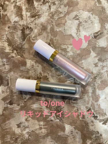 パケも大人可愛い上品リキッドアイシャドウ❤️

【使った商品】
to/oneトーン ペタル リキッド アイシャドウ05と08
【色味】
05ミスティアッシュ(少し緑みを感じる濃いめのグレー)08ペールラ