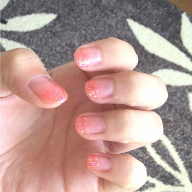 りんご飴ネイル💅
ちふれのネイルがなかったから、ハートのラメ的なものを避けてやってみた！
1回目は全体、2回目は半分から上、3回目は4分の1から上、そのあとに、ラメを重ねて、完成〜
女の子らしくてかわね