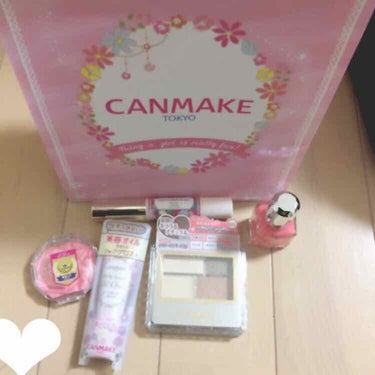 🎍あけましておめでとうございます🎍

本日、#CANMAKE の#ラッキーパック （#福袋 ）を買ってきました！！

値段は756円（税込）でした

大体総額で2824円程度でとてもお買い得です！！！
