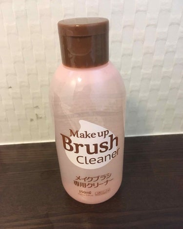 今回はダイソーの
"Make up Brush Cleaner"
です。

2枚目が洗浄前、3枚目が洗浄後になります。右から4本目のファンデーションブラシは元から肌色のブラシになります。

洗って見た感
