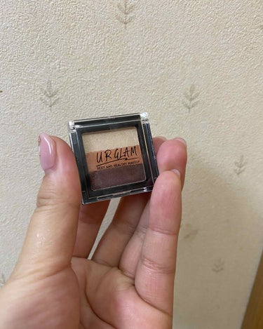 
UR GLAM　GRADATION EYESHADOW

・すごく時短
・薄い色だけ使ってハイライトとかに出来る
・すごく安い
・１回塗っただけじゃ色づきが足りない
・写真は2度付け

#DAISO
