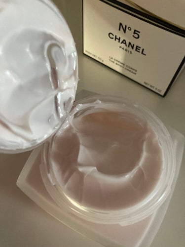 CHANEL シャネル N°5 ザ ボディ クリームのクチコミ「新しいボディークリーム検索‥

寒くなってきたので
濃いめの香りばかりに目がゆきます。


香.....」（2枚目）