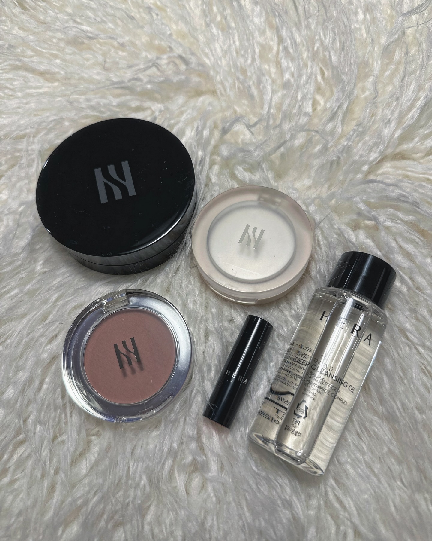 お得すぎるHERAセット🐦‍⬛🖤

┈┈┈┈┈┈┈┈┈┈┈┈┈┈┈┈┈

❤︎ HERA

・ブラック クッション ファンデーション #21N1
・スキンラディアント グローバーム
・センシュアル フィッティンググロー チーク #108