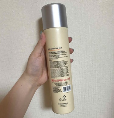 プロポリスアンプルミスト
CNP Laboratory 250ml  
韓国で買ったため、値段がわかりません🙇
Qoo10価格 100ml 1500円(税込)

今回は1本使い切った、CNPのプロポリスアンプルミストをご紹介したいと思います🌈

コロナが流行る前に、韓国旅行した際購入しました！

CNPという#韓国 のコスメブランドは、皮膚科プロデュースで、特にアンプルとクッションファンデが有名ですよね！

絶賛肌荒れ中だった私は、韓国に行ったら絶対買うと決め、GETしてきました！😆

スプレータイプで、ミストがとっても細かいところがすごく良かった！

満遍なく顔に広がり、時短にもなる所がとても便利でした！

また、保湿力もバッチリ👌
元々アベンヌウォーターを使用していて、保湿力が欲しかった私にピッタリでした💞

好みが分かれるのが香り！
ハーブのような香りで、私は少し苦手でした😭
慣れれば大丈夫でした👌

とはいえ、大容量で3~4ヶ月朝と夜使い続けても無くならなかったので、コスパも良く大満足でした！

私が買ったのは250mlですが、Qoo10で見ると100mlしか売っていませんでした！

化粧水難民の皆様は1回 #韓国コスメ を視野にいれてみるのも、良いのではないでしょうか☺️

#CNPLaboratory #CNP #ミスト#プロポリスアンプルミスト#化粧水 #韓国 #スキンケア #韓国コスメ  #スプレー #プロポリスアンプル の画像 その2