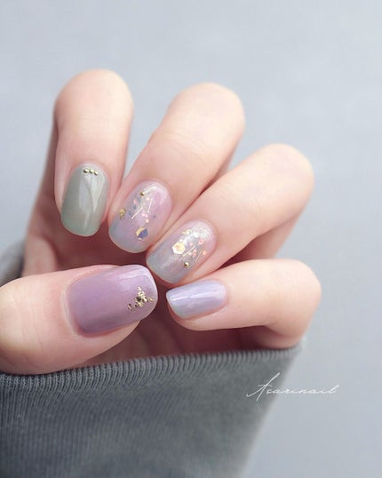 asari *  セルフネイル on LIPS 「淡くきらめく花色ネイル💠🌿 このクラシカルな見た目が可愛いポリ..」(2枚目)
