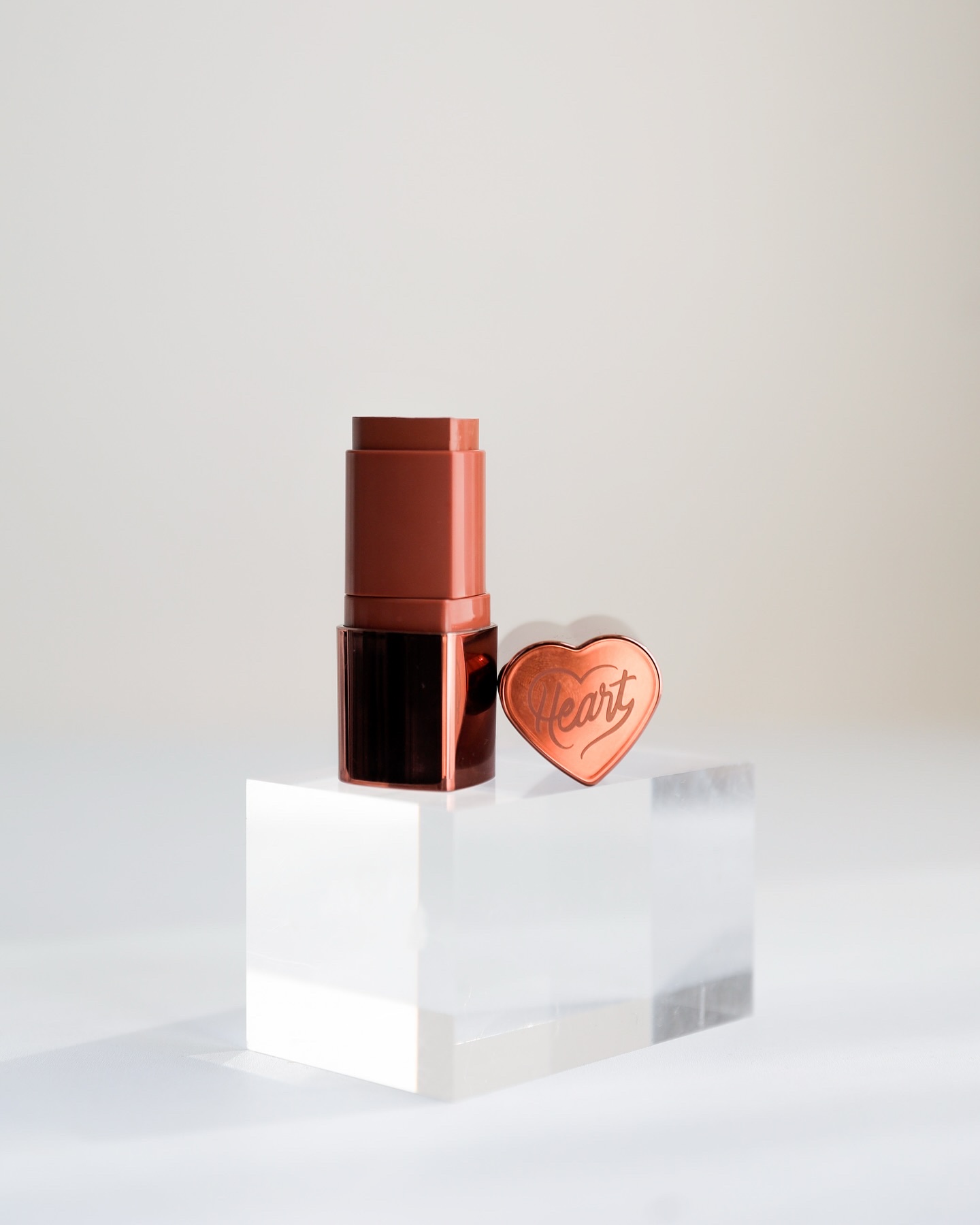 ・

可愛くてパケ買いしちゃう❤️
ハート型のチークだよ✨

touch in SOL
@touchinsol.japan
プリティーフィルターインマイ
ハートスティックチーク

色はパンチピンク、サンセットコーラル、レディッシュブリックの