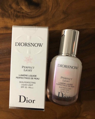 DIOR
ディオールスノー　パーフェクトライト


日中用の乳液、下地です
以前、ディオールスノーの化粧水を購入した時に
サンプルでいただいたので使ってみたところ、
え！何これ？私、こんなに肌キレイだっ