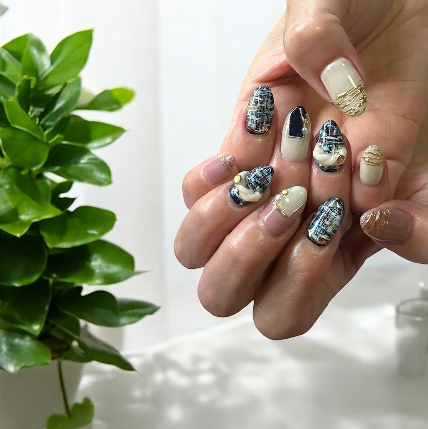 まゆ on LIPS 「今回は、ツイードネイル💅ネイビーのツイード♡薬指のネジネジ、お..」(1枚目)