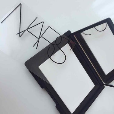 NARS 
ライトリフレクティングセッティングパウダー

色はつかない透明なパウダーでベースメイクの最後に肌をセットしてくれるパウダーです💗

「ブランド説明」
ライトリフレクティング セッティングパウ