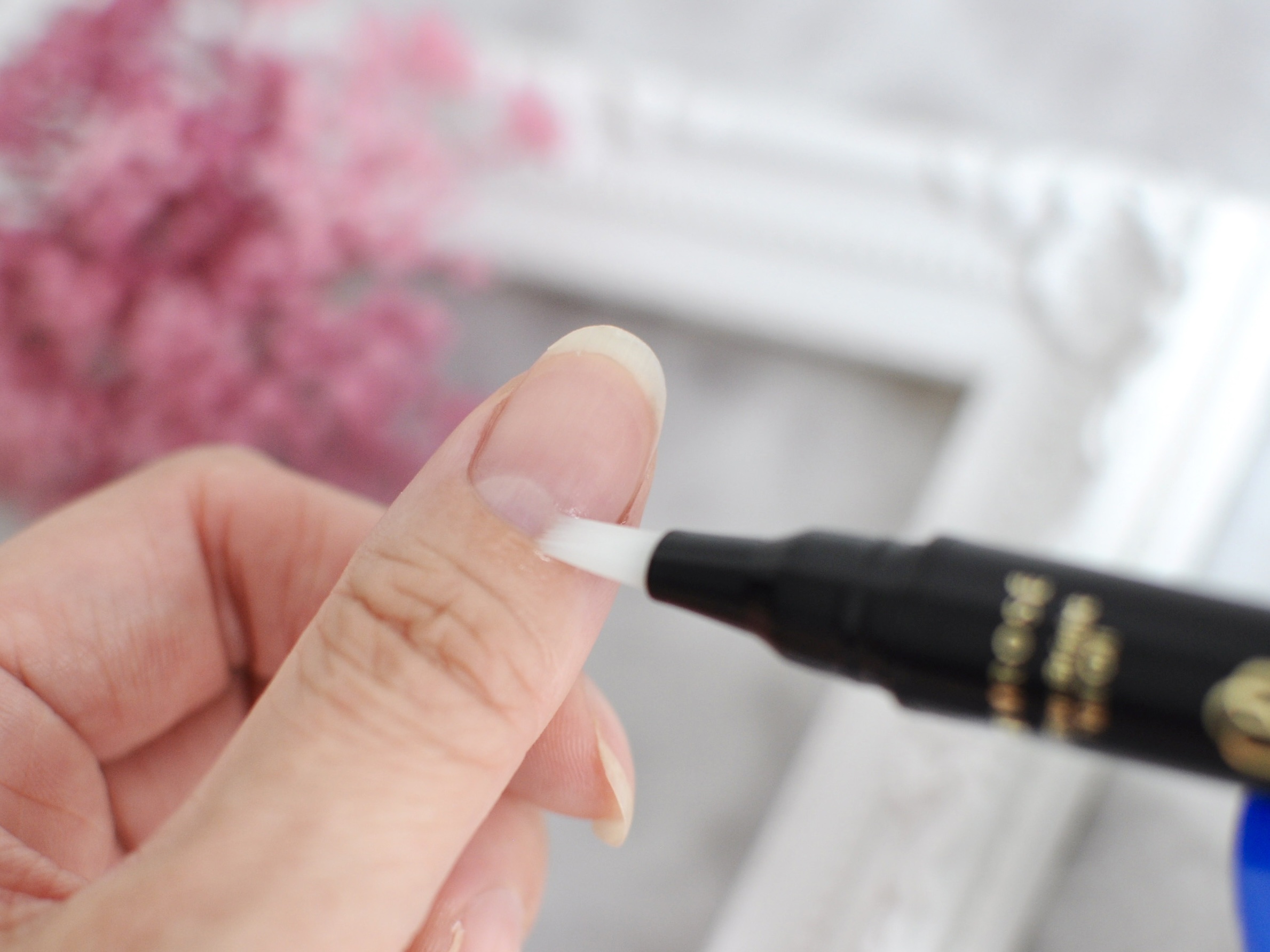 ジェルネイルをしていると
指先の乾燥が気になりませんか？
⁡
このオイルは8種類の植物オイルと
スキンケア成分が入ったネイルオイル。
個人的には、炎症抑制効果のある
ツボクサエキスの配合が嬉しいです。
⁡
⁡
ダイヤルを回すとブラシから
オ