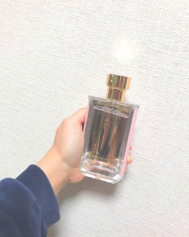 ٭女性のための圧倒的透明感漂う香り٭






今回紹介するのはPRADA MILANO
わたしが人生で出会った香水の中で
もうドストライクすぎるくらいのいい香り。
100mlで17000円ほどでした