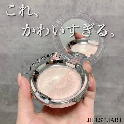 JILL STUART デュアル ルーセントグロウ セッティングパウダーのクチコミ「シルクツヤ肌になれる女子力アガるやつ🤍もうこれ、持ってるだけでいいんよ。笑
左半分はシルクみ.....」(1枚目)