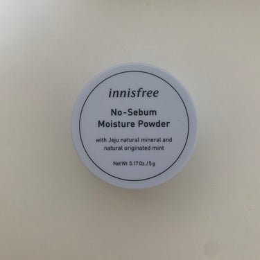 innisfreeのノーセバム モイスチャーパウダーです！

こちらはモイスチャータイプなので乾燥せず、お粉が割としっとりしています。
以前はミネラルタイプを使っており、付けた時の肌のサラサラ感がすごく