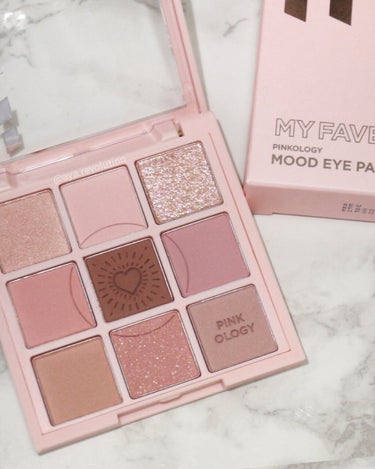 ホリカホリカ様のプレキャンでいただきました✨

HOLIKAHOLIKA
MOOD EYE PALETTE
" PINKOLOGY"

ふわっと軽い触感だけどしっかり発色✨
桃の香りが良い香り〜🍑
左上