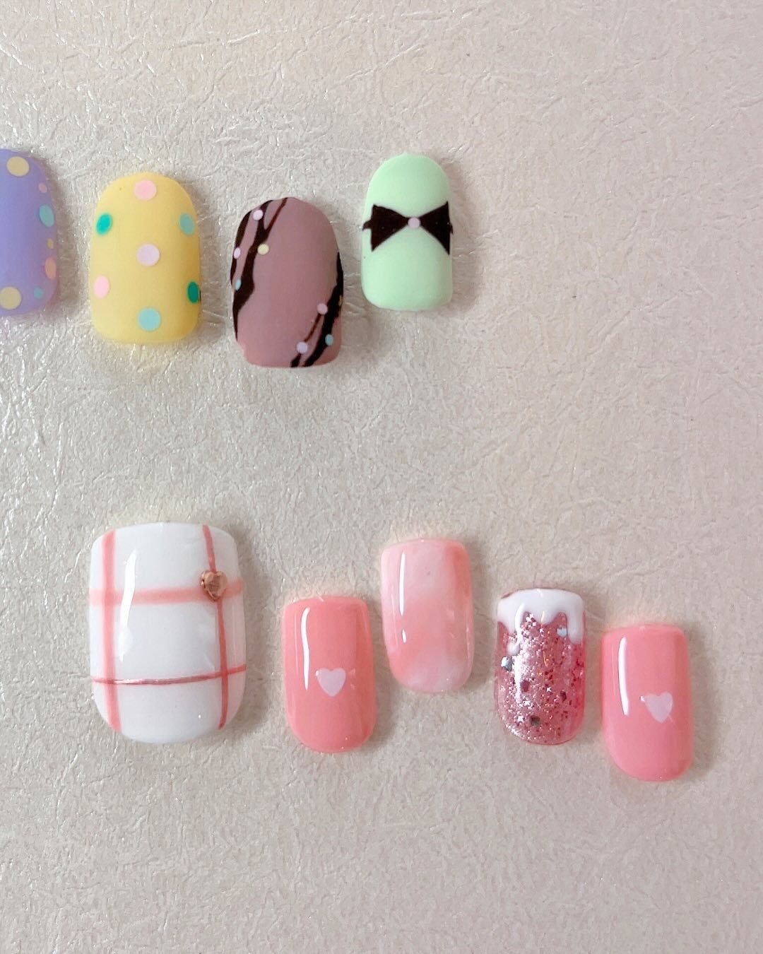 emi@フォロバ100 on LIPS 「valentinenails𓂃𓂃。:*✧バレンタイン限定デザイ..」(3枚目)