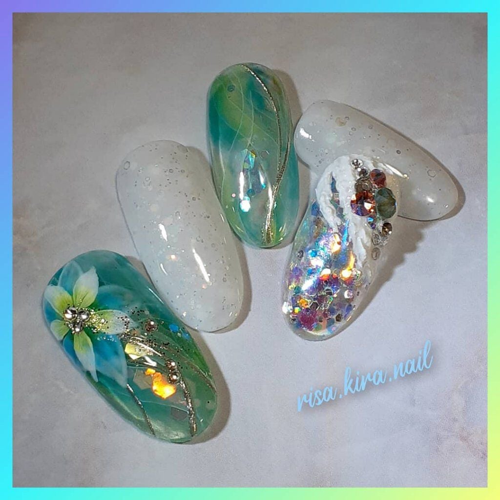 r.kira.nail on LIPS 「エスミント・シエル様のオーロラホログラム😍輝きが強いので上から..」(1枚目)