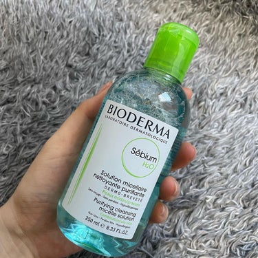 .
♡BIODERMA
セビウム H2O D
(クレンジングウォーター)

୨ෆ୧┈┈┈┈┈┈┈┈┈┈┈┈┈┈┈┈୨ෆ୧

肌が綺麗な人がビオデルマの
クレンジングウォーターを使ってて
ずっと気になってました💐

セビウムは混合肌〜脂性肌向けラインです😉

その中でも人気の
クレンジングウォーターをレポします🙋‍♀️

\こんな人におすすめ/
☑︎毛穴の目立ちが気になる方
☑︎メイクが崩れやすい方
☑︎ニキビに悩んでいる方

メイクはもちろん、
余分な皮脂をケアして、
さっぱりさらさら肌に整えてくれます

薄いメイクはスルッと落ちました

ウォータープルーフ系の
ティントやアイペンシルは
やや色が残りました

わたしは朝のスキンケアで
1番初めに使うふき取り洗顔用に使っています

擦らないようにポンポンと
優しく叩きながら使ってます

洗い流し不要タイプですが
その後は水で洗い流しています

半年ぐらいずーっと朝は洗顔料なし生活をしてて
ほんとニキビができなくなったんですよね

洗顔料の洗い流しや皮脂の取り過ぎが
肌荒れの原因のひとつ
だったのかなぁと思ってます😞

洗顔前にビオデルマの
クレンジングウォーターを
ふき取り用に取り入れると
洗い上がりのさっぱり具合と
肌のしっとり加減がよくわかる🥺！！

250ml入りなのでコスパも良い◎
100mlも売ってました

ドラッグストアでも買えるので
ビオデルマ気になってる方は是非~🕊

୨ෆ୧┈┈┈┈┈┈┈┈┈┈┈┈┈┈┈┈୨ෆ୧

#ビオデルマ #セビウム #BIODERMA #ビオデルマセビウムスキンリファイナー #ビオデルマセビウムh2oD #クレンジングウォーター #LIPSベスコス2021レポ  #史上最強クレンジング の画像 その1