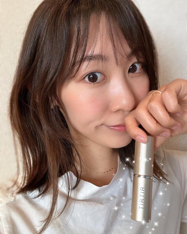 【TIRTIR】 @tirtir_jp_official 
MY GLOW HIGHLIGHTER 🫧

これ発明した人、天才よ🥺💕　
もう1色悩んだ色があるのだけどそっちも買おうと思いました。
　
【マイ グロウ ハイライター】　
4色あるうちの
こちらは LILYFUL 
コーラルカラーでみずみずしく色づいて、チーク&ハイライトの役割を担ってくれます。　
　
リップみたいな柔らかなスティックで使いやすい！
　
もう少し色味を抑えた、
ハイライトとして使える、
SHIMMERという色が1番人気☝️✨　
　
これを次買いたいとおもいます🧡💛　
　
LILYFULを買い足すだけで
今までのメイクと同じでも
夏メイクにチェンジできると思います💛　
とってもおすすめ☀️🍉🏖️ 
　
　

#TIRTIR #ティルティル #マイグロウハイライター #水光肌 #ツヤ肌 #メルティングバーム

#pr #shoko美容 #LIPS投稿アワード_Qoo10メガ割  #気分UPコスメ  #鬼リピハイライト の画像 その1