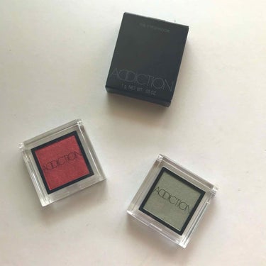 先日の購入品🐶🐾
※お世辞にも参考になりそうにないレビューです。

・the eyeshadow 
94番 Shangri-la (赤)
52番 Midnight Drive (ミントカラー)

めりさ