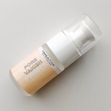 【Relove by Revolution Pore Vanish Primer】
€4.99
シリコン系ではなくシャバシャバの液体タイプで、洋梨みたいな香り。
サボリーノの後に鼻と頬に使用。塗ったあと