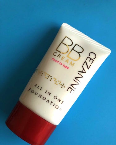 今回はセザンヌのBBクリームのパール入りP2です💄
値段が安くて買ってみました！パール入りを買うのは初めてでした。
2枚目は手の甲全体に塗ったあとの写真です。ちょっと分かりにくくてすいません。ですが写真