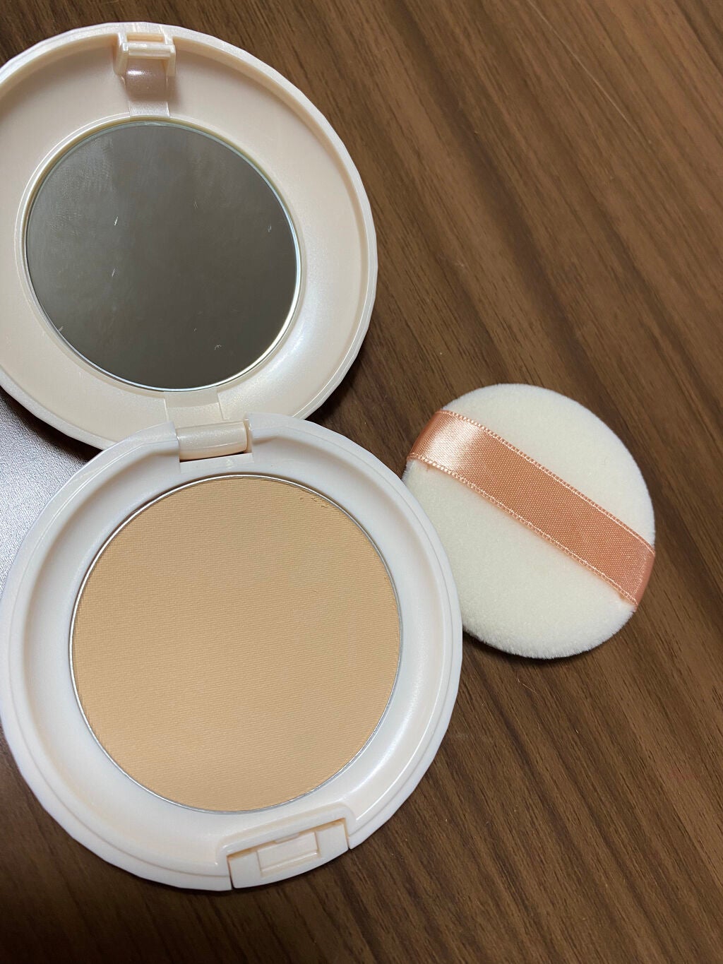 ミネラルBBパウダー EM(エンリッチモイスト)/毛穴パテ職人/プレストパウダーを使ったクチコミ(2枚目)