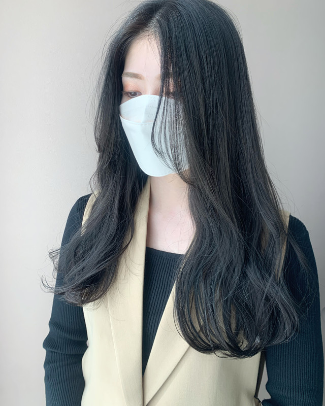 ブルーアッシュのロングヘアの女性