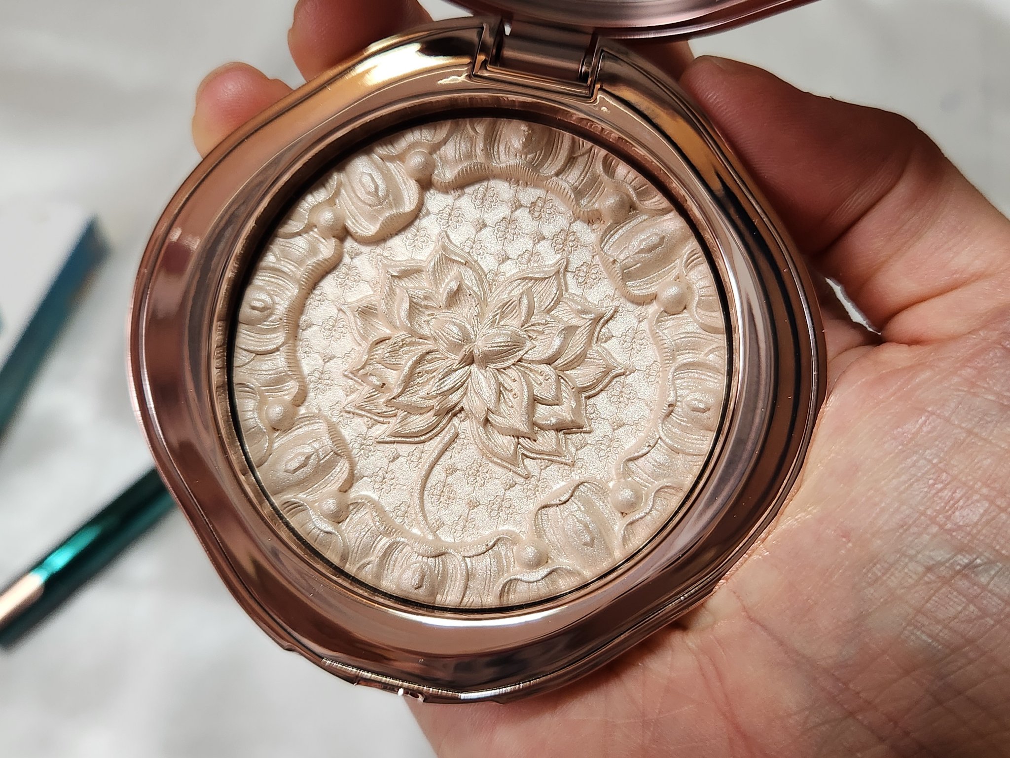 双蓮彫刻ハイライト/花西子/パウダーハイライトを使ったクチコミ（2枚目）