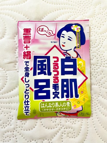 毛穴撫子
重曹白肌風呂

ほんのり桃白の湯
おしろいの香り

桜とか桃っぽい香りに感じました。香りは弱めですぐにわからなくなりました。

重曹*＋絹（シルク）＋米ぬか＋豆乳発酵エキス配合
重曹はお湯をまろやかにし、古い角質を柔らかくする効果もあるそうです。

湯上がりのしっとりすべすべした感じがとても気に入りました！

*炭酸水素Na:洗浄成分

#毛穴撫子#重曹白肌風呂#入浴剤

の画像 その0