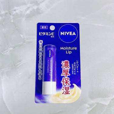  
【使った商品】
　ニベア モイスチャーリップ ビタミンE配合
　3.9 g / ¥398(税込)

【商品の特徴】
　画像2枚目参照。
　本体：長さ約7cm、直径約2cm弱

【使用感】
　・ビタミンE配合だからか唇のカサカサが減りました。
　・保湿力が高いです。ベタつきませんが保湿の持続時間が長いと感じました。
　・少し良い匂いがします。



保湿リップとしては使いやすいと思います。
まだまだ保湿リップ探し中なのですが、リピートすると思います！！



#ニベア #NIVEA #ニベア_リップ #モイスチャーリップ ビタミンE #リップ #保湿リップ #ビタミンE の画像 その0