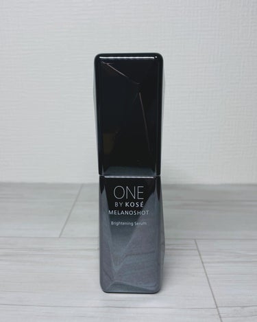 ONE BY KOSÉ　メラノショット W［医薬部外品］をご紹介。

美白*有効成分の「コウジ酸」が含まれている美白*美容液。

柔らかいみずみずしいテクスチャーでスーッと伸びて肌に馴染ませやすい。伸び