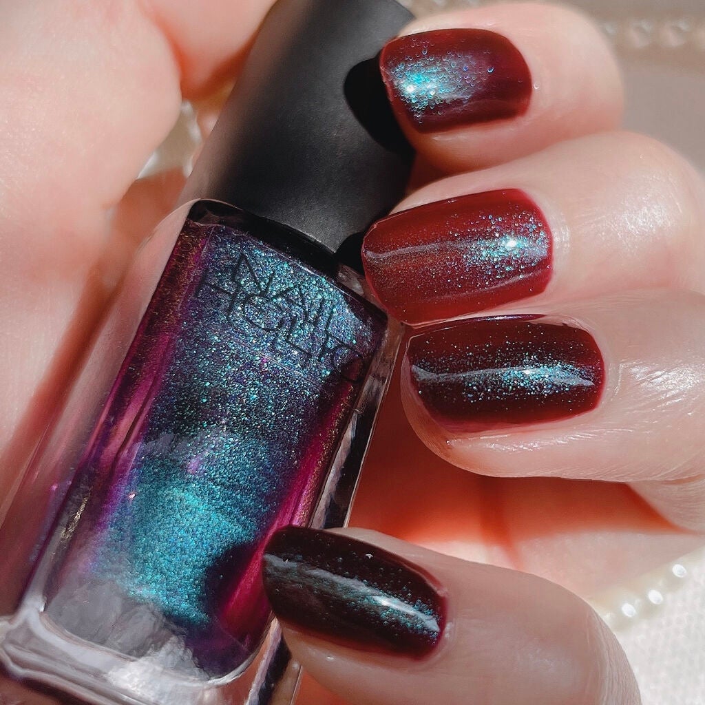 𝓈𝓁𝑒𝑒𝓅 𝑒𝓃𝑜𝓊𝑔𝒽🦋 on LIPS 「ネイルホリックPU116青ラメ×バーガンディの幻想的銀河ネイル..」(1枚目)